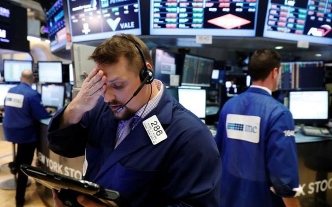 Dow Jones xuống hơn 170 điểm Phố Wall hụt hơi sau khi lập đỉnh lịch sử