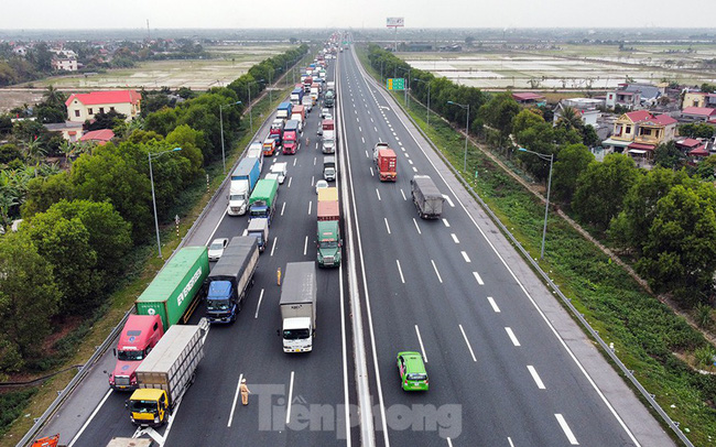 Cao tốc Hà Nội – Hải Phòng có xe tải, container nối đuôi hàng km trên chờ khai báo y tế Cao tốc Hà Nội – Hải Phòng có xe tải, container nối đuôi hàng km trên chờ khai báo y tế