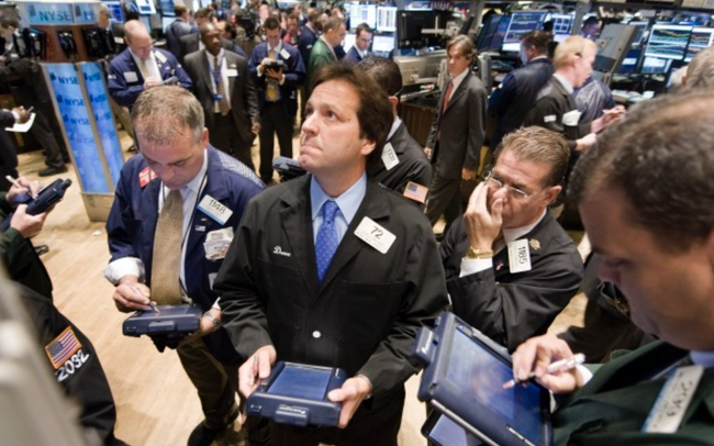 Dow Jones rời đỉnh lịch sử, có lúc mất hơn 300 điểm Dow Jones rời đỉnh lịch sử, có lúc mất hơn 300 điểm
