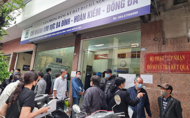 Hà Nội: người dân đổ xô đi xóa nợ tiền sử dụng đất vì lo mất thêm tiền Hà Nội: người dân đổ xô đi xóa nợ tiền sử dụng đất vì lo mất thêm tiền