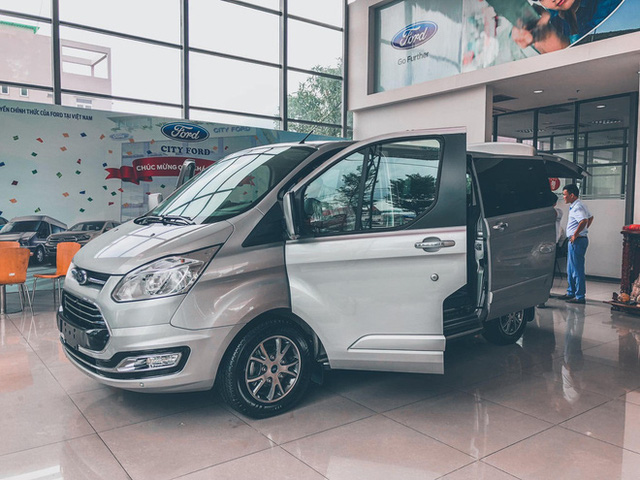 Đại lý đua xả hàng Ford Tourneo giảm 100 triệu đồng: Sản xuất 2021, số lượng ít, đủ loại quà tặng kèm