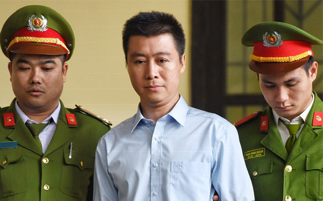 Có dấu hiệu lợi dụng chức vụ quyền hạn: vụ giảm án, tha tù trước hạn cho Phan Sào Nam