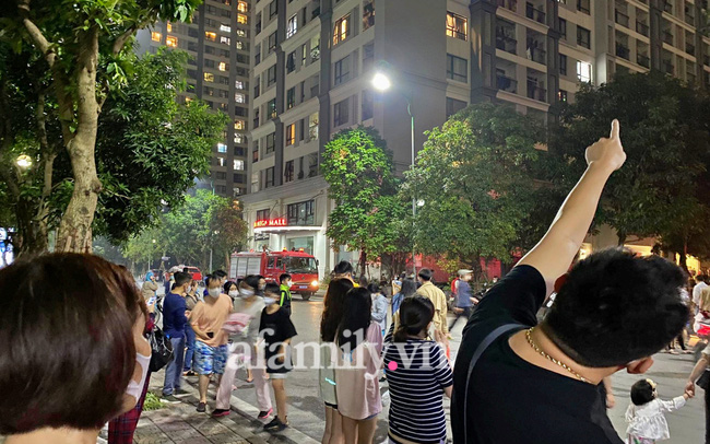 Hàng trăm cư dân hoảng hốt tháo chạy trong đêm, Hà Nội: Cháy căn hộ tầng 15 chung cư cao cấp