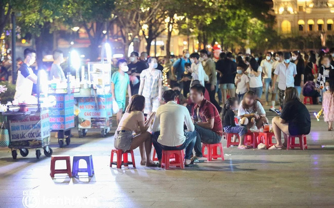 Vui thôi đừng vui quá: Phố đi bộ Nguyễn Huệ bỗng thành "chợ đêm" nhếch nhác, xe máy để tràn lan chắn lối đi