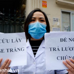 Chúng tôi cảm thấy bị bỏ rơi ngay tại ngôi nhà của mình!: Những y bác sĩ Hà Nội bị nợ lương 8 tháng phải đi bán rau, vay nợ ngân hàng