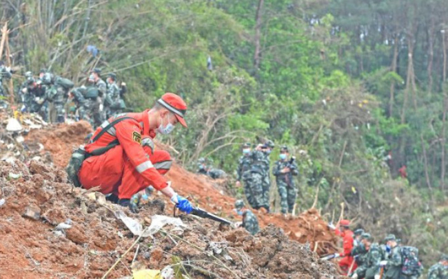 Sự thảm khốc tới từ những mảnh vụn, không thể định hình chiếc phi cơ chở 132 người: Cận cảnh hiện trường vụ rơi máy bay ở Trung Quốc