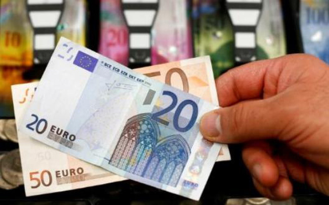 Euro chạm đáy 2 năm, USD và vàng tăng vọt phiên cuối tuần