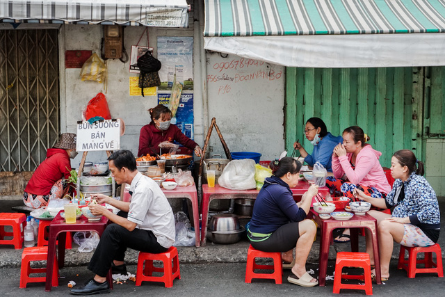 Gánh bún suông không biển hiệu truyền qua 3 thế hệ, vài tiếng mở hàng bán cả 100 bát