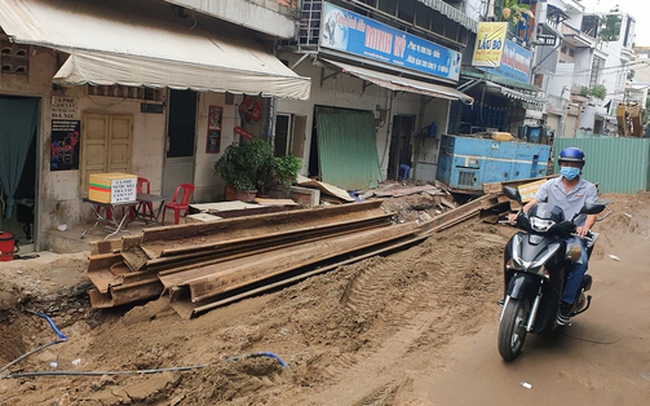 Hơn 100m đường gần sân bay Tân Sơn Nhất làm hai năm chưa xong, mở cửa ra là thấy… ống cống