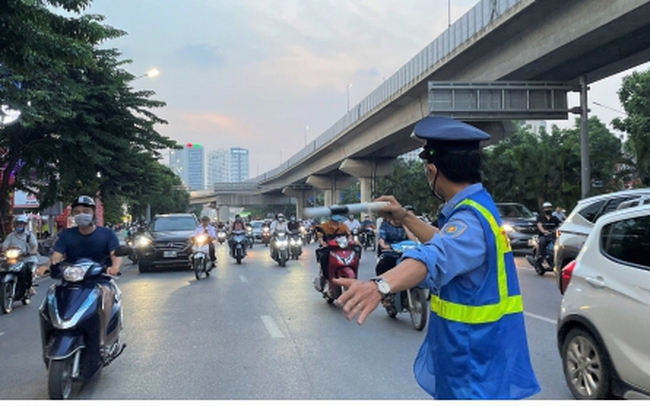 1 tuần phân làn trên đường Nguyễn Trãi: Xe máy vẫn chung lối ô tô