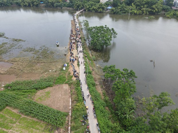 Ảnh: Đội cứu hộ và hàng 100 người dân cùng tìm kiếm cô gái mất tích tại Hà Nội