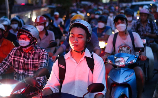 Hà Nội: Đường gom đại lộ Thăng Long tắc cứng vào giờ cao điểm, người dân mệt mỏi khi đi vài 100 mét mất cả tiếng đồng hồ