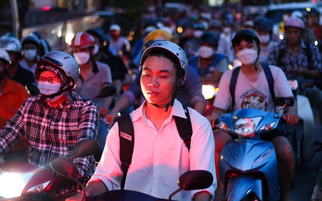 Hà Nội: Đường gom đại lộ Thăng Long tắc cứng vào giờ cao điểm, người dân mệt mỏi khi đi vài 100 mét mất cả tiếng đồng hồ Hà Nội: Đường gom đại lộ Thăng Long tắc cứng vào giờ cao điểm, người dân mệt mỏi khi đi vài 100 mét mất cả tiếng đồng hồ