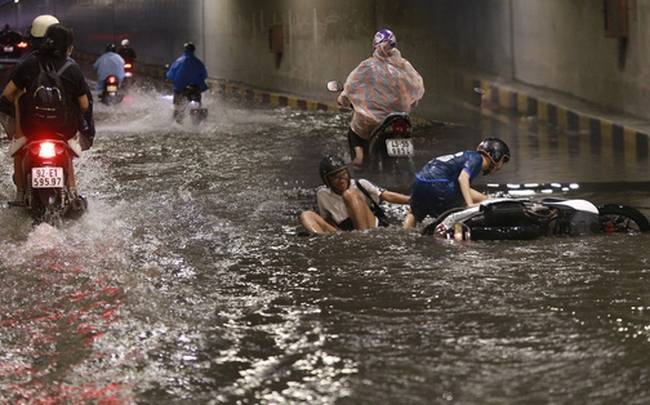 Hầm chui 100 tỷ ở Đà Nẵng lại ngập nước sau mưa, nhiều người bị ngã xe