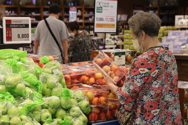 Người Hàn không dám mua trái cây nhập khẩu vì bão giá, món ăn bình dân nhất cũng tăng gấp ba