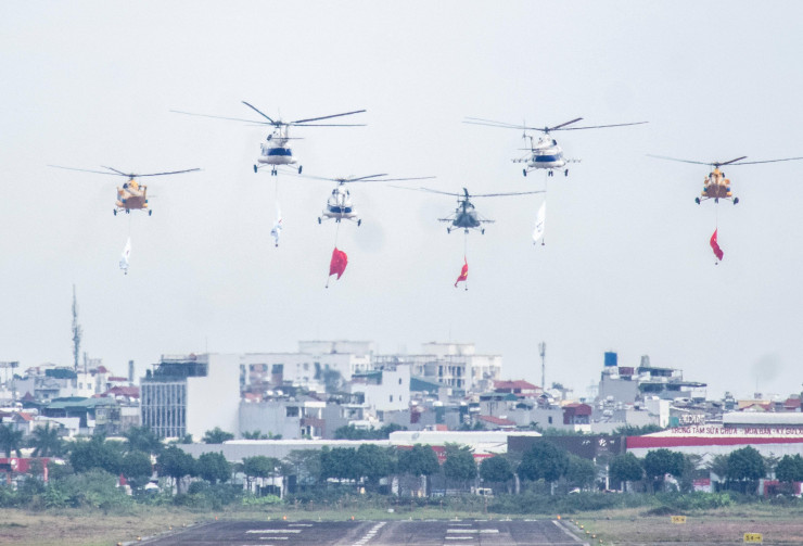 Toàn cảnh buổi tổng duyệt trình diễn ấn tượng của trực thăng và tiêm kích Su-30MK2 ở Hà Nội - 3