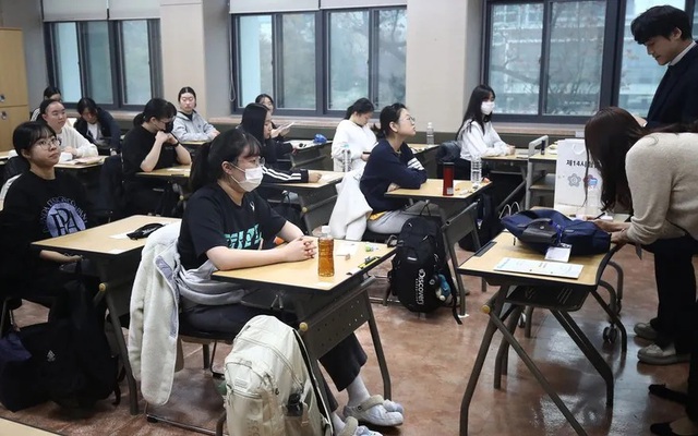 Học sinh Hàn Quốc khởi kiện giám thị vì thu bài thi sớm 90 giây