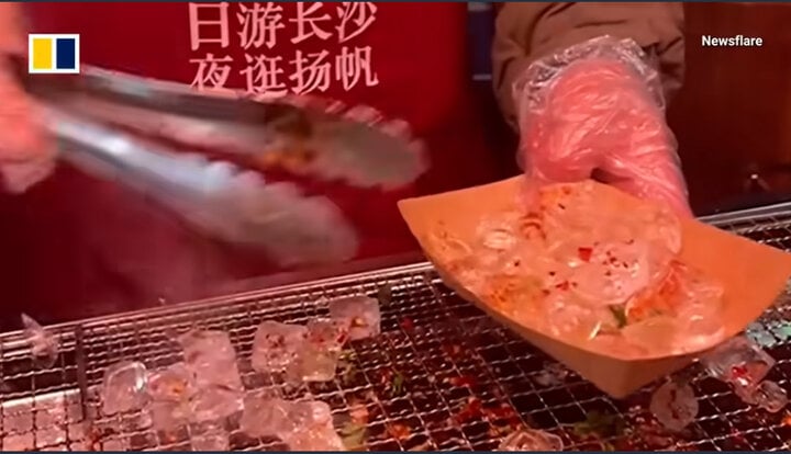 Món hót nhất Trung Quốc hiện nay: đá lạnh nướng