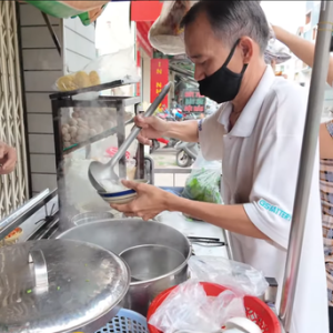 Xe hủ tiếu độc lạ Sài Gòn, bán 30 năm không bao giờ rửa tô tại chỗ, khách “chịu khổ” để được ăn ngon