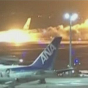 Nguyên nhân 2 máy bay va chạm bốc cháy ở Nhật Bản